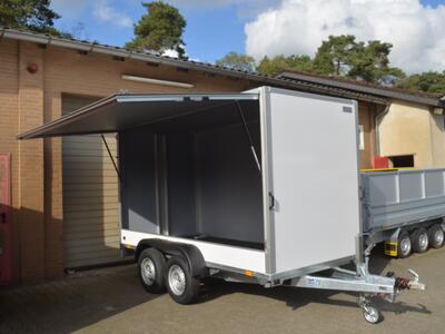 Saris Kofferanhänger 2700 Kg 3560x1600x2000 mm Seitenklappe
