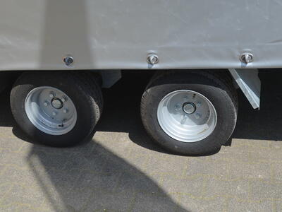 Humbaur Universal 3000 Aluboden und Plane mit Rollo hinten